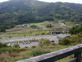 千葉家駐車用を望む